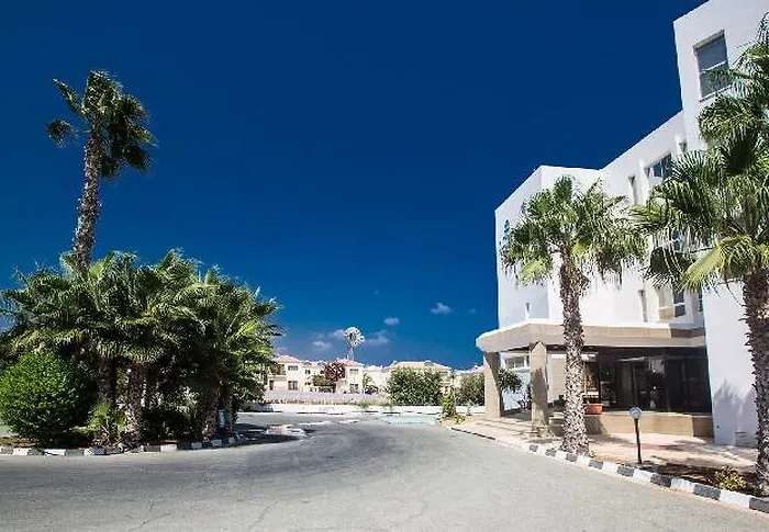 Polycarpia Hotel Pernera